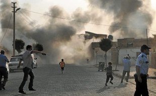 Panique après un tir de mortier d'origine syrienne à Akçakale, en Turquie.