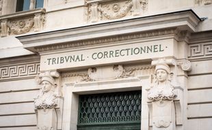 Le fronton d'u tribunal correctionnel. Illustration.