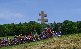 Le peloton passe devant la Croix de Lorraine honorant la mémoire du général de Gaulle, jeudi 6 juillet.