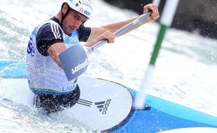Tony Estanguet a pris mercredi l'avantage sur Denis Gargaud dans la chasse au ticket olympique en canoë monoplace, mais le champion du monde en titre peut encore supplanter le double champion olympique en gagnant leur dernier duel vendredi lors des sélections nationales en slalom à Pau.