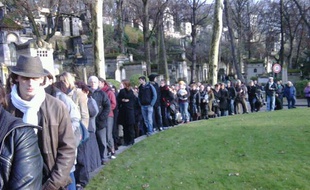 Quelque 200 anonymes ont assisté aux obsèques du chanteur Mano Solo, au cimetière du Père Lachaise à Paris, le 14 janvier 2010.