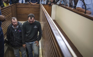 Theo Jackson (à gauche) et Willem Oosthuizen, sont jugés à Middelburg, en Afrique du Sud, le 16 novembre 2016, pour avoir tenté d'enfermer un homme noir dans un cercueil.