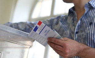Un électeur sur le point de voter à Strasbourg, lors des élections municipales, en 2014.
