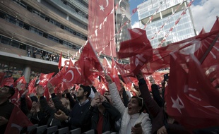 Des partisans d'Ekrem Imamoglu, qui revendique la victoire à Istanbul, se réunissent à Ankara, le 2 avril 2019.
