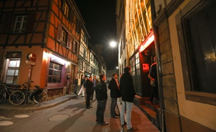 La majorité des bars et clubs de Strasbourg disposent de portiers au doux (sur)nom de chuteurs, chargés de conserver le calme dans les rues de leurs établissements. Archives.
