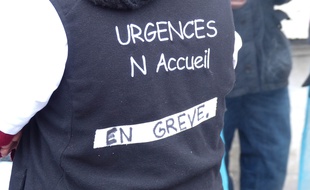Lyon, le 6 février 2018. Les personnels paramédicaux des urgences de l'hôpital Edouard-Herriot à Lyon, en grève, manifestent devant le siège des HCL pour réclamer davantage de moyens humains pour accueillir les patients dignement.