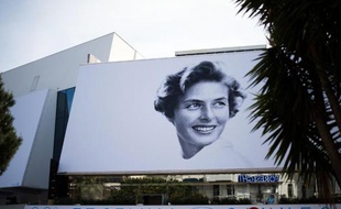 L'affiche officielle sur la façade du palais du festival le 11 mai 2015