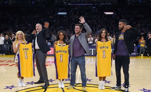 Spencer Stone (gauche) Alek Skarlatos (centre) et Anthony Sadler (droite), les héros du Thalys, ont été célébrés par les Los Angeles Lakers, le 15 novembre 2015.