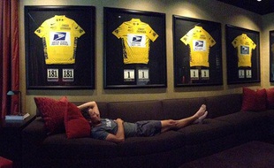 L'ancien coureur Lance Armstrong, pose avec ses maillots jaunes, sur une photo publiée sur son compte Twitter, le 11 novembre 2012.