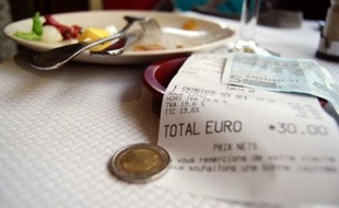 La France a obtenu mardi à l'arraché le droit de réduire la TVA dans la restauration, grâce à un compromis fiscal avec ses partenaires de l'Union européenne qui met fin à des années de tractations difficiles notamment avec l'Allemagne.