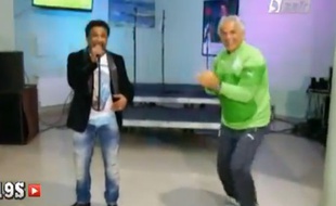 Cheb Khaled et Vahid Halilhodzic dansent lors du stage de préparation à la Coupe du monde de l'équipe d'Algérie, le 27 mai 2014.