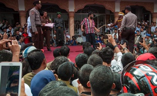Un homme bastonné pour jeux d'argent dans la province d'Aceh en Indonésie, le 19 septembre 2014
