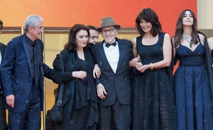 Claude Lelouch et son équipe ds Plus belles années d'une vie en haut des marches du Palais des Festival de Cannes