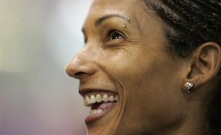 Christine Arron, forfait à Clermont mardi en raison d'une douleur en haut d'une cuisse, a passé mercredi un examen rassurant, mais attendra le début de semaine prochaine pour confirmer ou non sa participation aux Mondiaux en salle, a-t-on appris auprès de son entraîneur.