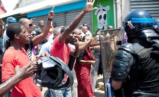 Les manifestants s'opposent aux forces de l'ordre, à Mamoudzou, à Mayotte, le 19 octobre 2011.