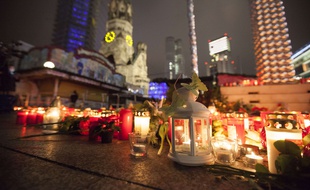 Des bougies et des fleurs déposées en hommage aux victimes de l'attentat au camion contre un marché de Noël à Berlin.