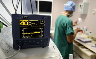 Un moniteur cardiaque dans un service hospitalier