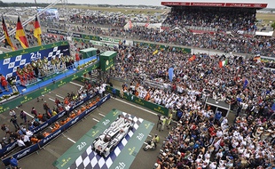 Grâce à de nombreux concerts, animations et autre stands, il règne une ambiance de festival aux 24 Heures du Mans.