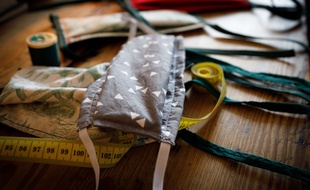 Fabrication de masques en tissu à la maison.