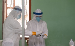 Des tests de dépistage du coronavirus effectués à l'hôpital de Dacca, au Bangladesh.