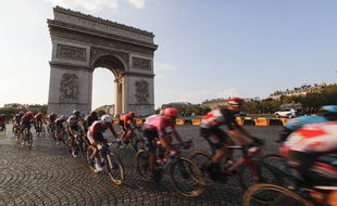 Le peloton du Tour de France lors de l'arrivée sur les Champs-Elysées, le 20 septembre 2020.