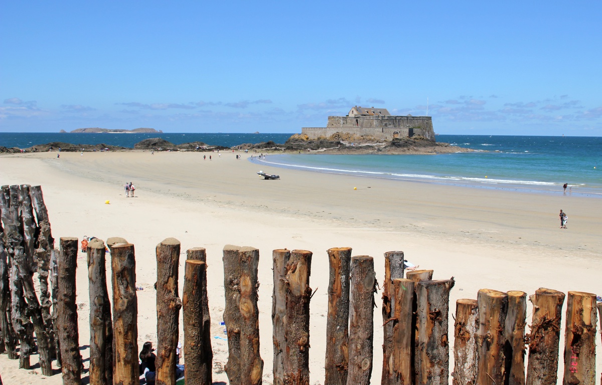 Distribution De Les Coquines De L île De Beauté VIDEO. La plus belle plage de France se trouve à Saint-Malo