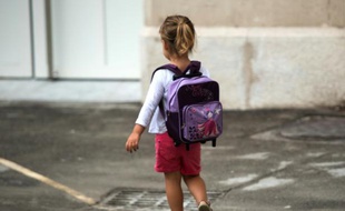 Une élève d'école primaire arrive pour le premier jour d'école, le 1er septembre 2015 à Marseille