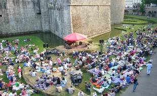 Des concerts tous les mardis dans les douves du château
