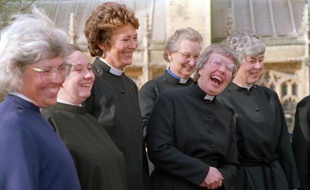 Les premières ordinations de femmes-prêtres ont eu lieu en 1994 dans l'église anglicane: Sur la photo, des femmes diacres attendent leur ordination, le 12 mars 1994 à la cathédrale de Bristol