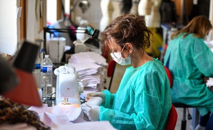 Aline Buffet dans son atelier de fabrication