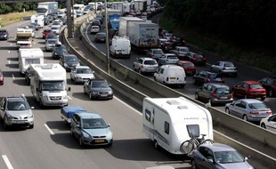 Embouteillage lors des départs en vacances sur l'autoroute A7 à Lyon