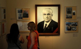 Des femmes visitent une exposition le 6 juillet 2014 à Moscou, rendant hommage à Iouri Andropov, ex-numéro un soviétique, ex-chef du KGB, féroce persécuteur des dissidents