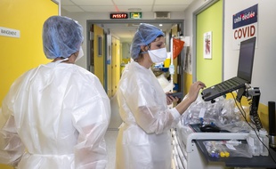 A l'unité de soins Covid-19 de la clinique Saint-Jean, à Cagnes-sur-Mer, le vendredi 26 mars 2021