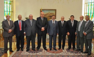 Le procureur général égyptien Abdel Meguid Mahmoud a été maintenu samedi à son poste, à l'issue d'une rencontre avec le président Mohamed Morsi qui avait tenté de le limoger deux jours auparavant, provoquant une nouvelle crise en Egypte.
