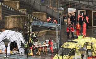 Les secours évacuent des blessés à Liège, en Belgique, après l'attaque à la grenade survenue le mardi 13 décembre 2011.