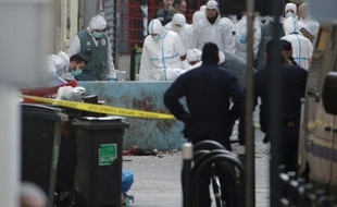 Des inspecteurs de la police scientifique relèvent des indices après un assaut à Saint-Denis, lors d'une opération antiterroriste, le 18 novembre 2015 à Saint-Denis