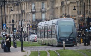 Les transports en commun, comme le tramway, dans Bordeaux