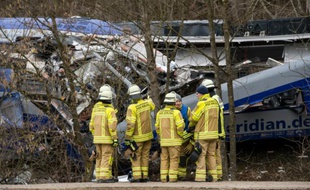 Des pompiers sur les lieux de l'accident de train à Bad Aibling (sud de l'Allemagne) le 10 février 2016