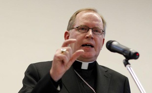 L'archevêque d'Utrecht, Wim Eijk, présente les excuses de l'Eglise catholique, le 16 décembre 2011, alors qu'un rapport estime qu'entre 10.000 et 20.000 enfants passés par une institution de l'Eglise ont subi des abus depuis 1945 aux Pays-Bas.