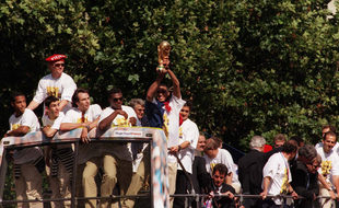 Marcel Desailly et les autres sur le bus le 13 juillet 1998
