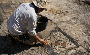 Un archéologue en pleine découverte de la mosaïque d'Uzès.