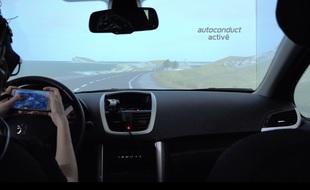 Dans le simulateur de voiture autonome du Laboratoire de psychologie et ergonomie cognitive de l'université Jean-Jaurès de Toulouse.