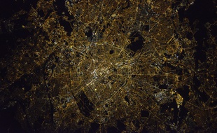 Paris photographié de nuit par le spationaute Thomas Pesquet depuis la Station spatiale internationale (ISS).