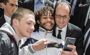 François Hollande prend la pose pour un selfie à Berne, en Suisse, le 15 avril 2015.