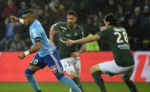 Ici cerné par Mathieu Debuchy et Neven Subotic, Dimitri Payet n'a pas trouvé la faille vendredi.
