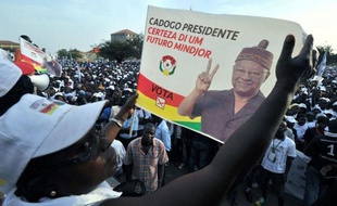 Parmi les neuf candidats, un des favoris est l'ex-Premier ministre Carlos Gomes Junior, 62 ans, chef du Parti africain pour l'indépendance de la Guinée-Bissau et du Cap-Vert (PAIGC, au pouvoir), surnommé "Cadogo".