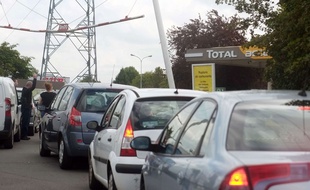 Une file d'attente dans une station-service de Villeneuve d'Ascq, dans le Nord, le 25 mai 2016.