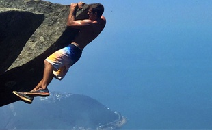 Leonardo, suspendu dans le vide, à Rio de Janeiro, au Brésil.