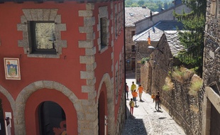 Des passants aux couleurs de la Catalogne près de la mairie de Llívia, enclave espagnole dans les Pyrénées françaises, le 23 septembre 2017.