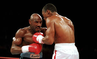 Marvin Hagler (à gauche) lors d'un match contre Sugar Ray Leonard, à Las Vegas en 1987.